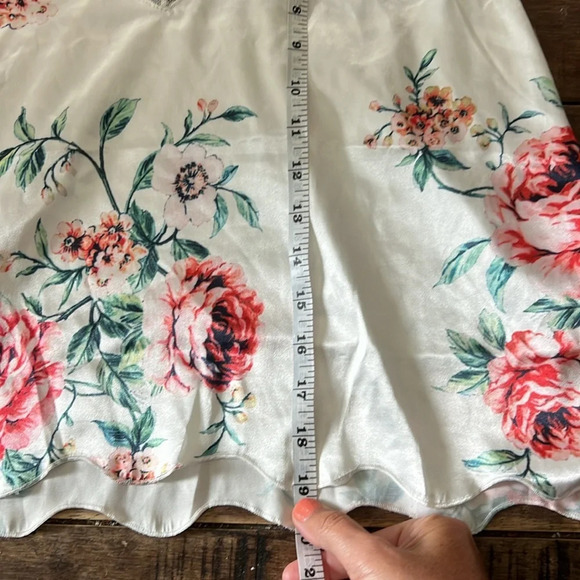 White Silky Sexy Floral Pajamas (Top & Bottom) Size Large - Picture 9 of 13